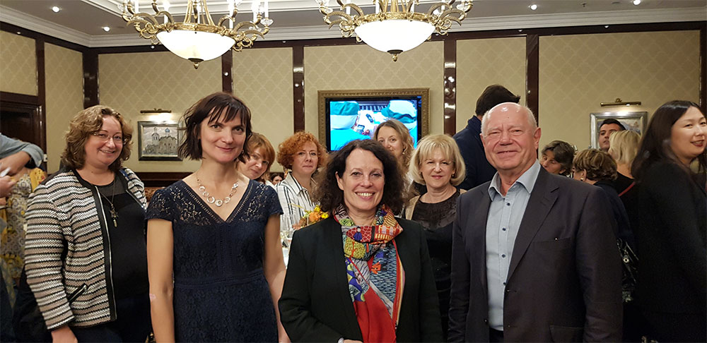 Посол Французской Республики в РФ госпожа Сильви Бермáнн (в центре) в окружении российских гостей